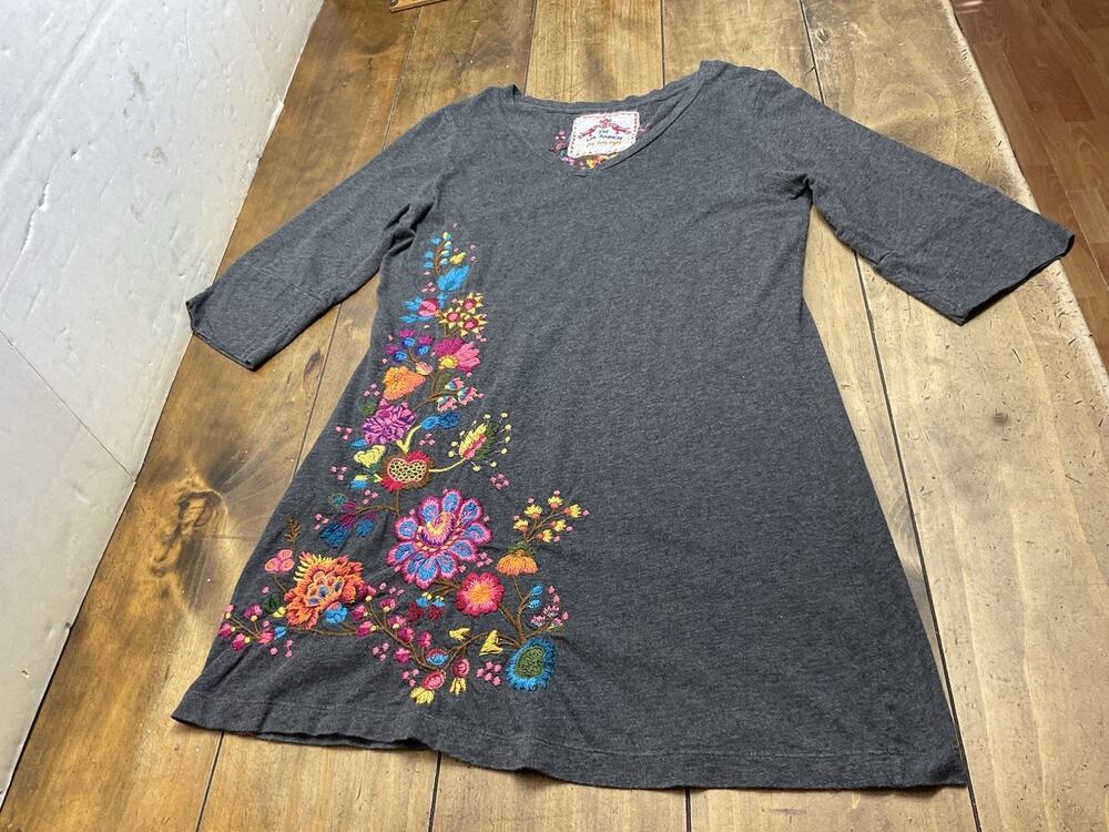 Johnny Was Embroidered Floral Knit TShirt Dress V Neck Gray 3/4 Sleeve Size L